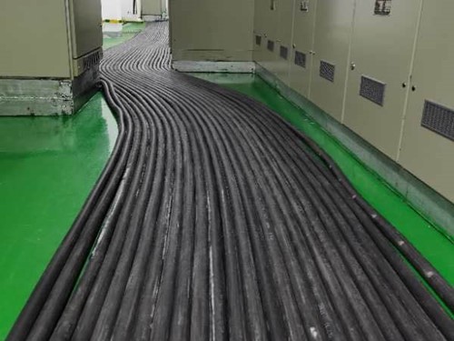 甘州如何根据理论计算公式计算温度对特定电压测量结果的影响？